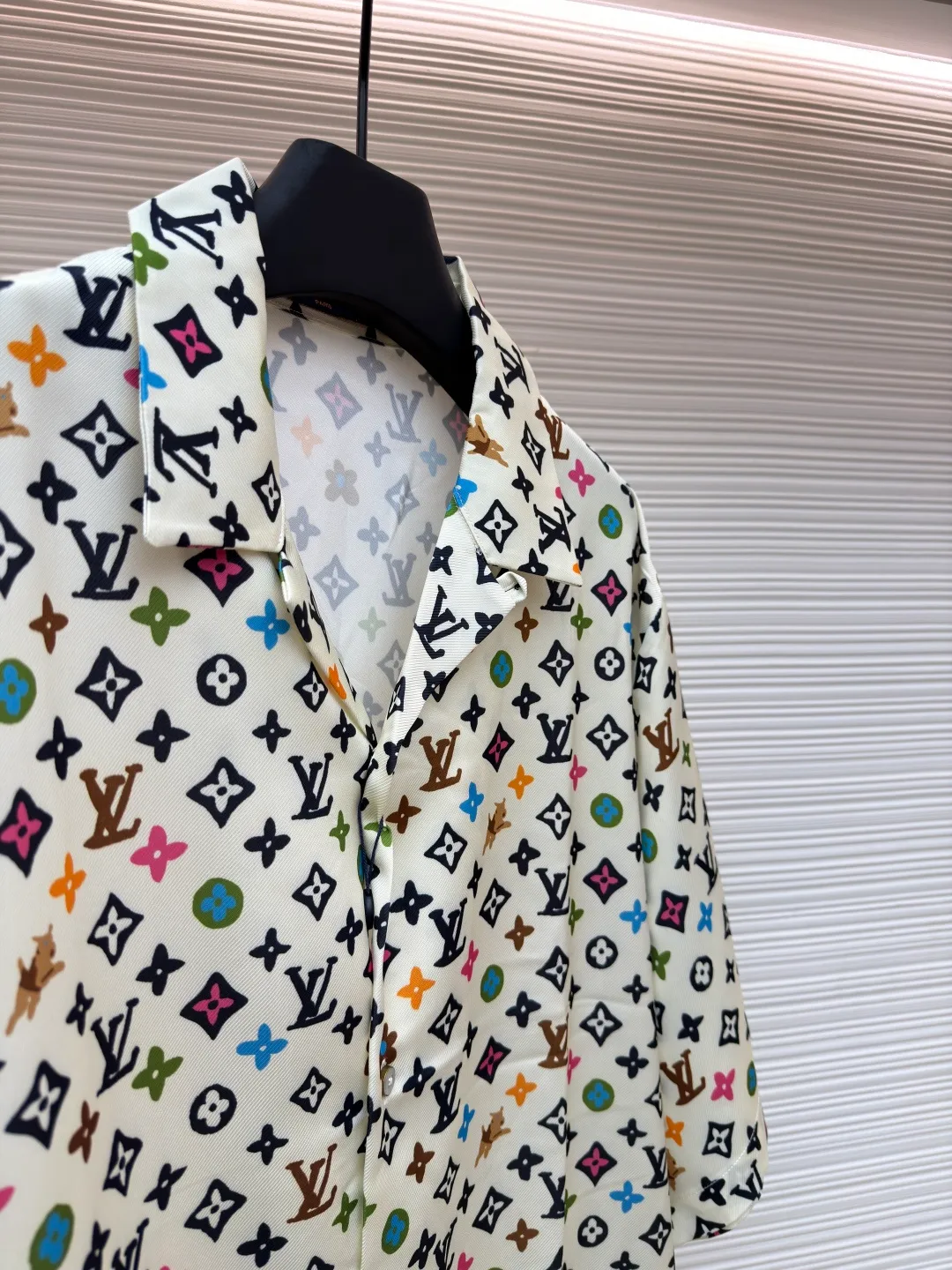 LOUIS VUITTON Tyler co-branded printed shirt ●Original version: Purchased and developed for 14600 ●Item number: 1681497-A85 ●Fabric: Tencel double-sided twill satin fabric ●Technology: Printing ●Color: Color ●Version: Fitted version ●Weight: about 240 grams ●Size: XS-S-M-L ●Description: The fabric is made of Tencel double-sided twill satin, active digital direct printing technology, imported environmentally friendly biodegradable penetrating ink printing, Y-plate pattern design is scanned, high-definition detailed drawings are drawn with hand-made electronic pens, and the letter edge color penetration effects are all available. The pattern is cut from a piece of cloth, the front panel is restored, and all the letters on the front and back cuffs are positioned as the starting position. Positioning letters are taken from both sides of the collar corner. Bronze material hand-stitched buttons are molded and inlaid with natural shells and white butterfly engraved buttons on the inside. The overall wiring is straight and delicate, the fabric is comfortable and soft, and the color is consistent without color difference. It can be matched with the same style to create a fashionable look and control various occasions. Customized accessories, complete with three standards, same style for men and women!